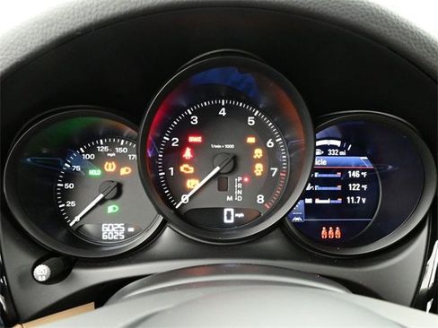 Used 2025 Porsche Macan image 9