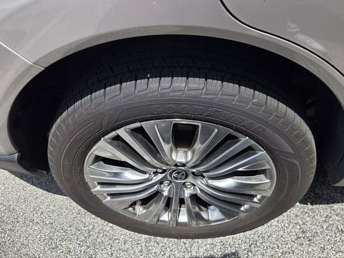 Used 2023 Toyota Venza XLE AWD/4WD image 6