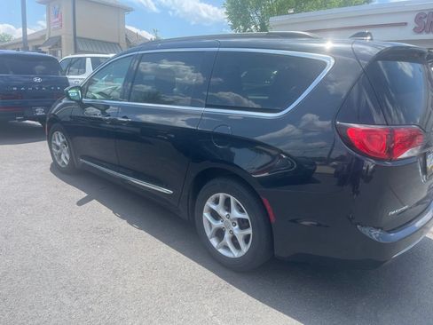 Used 2017 Chrysler Pacifica Touring-L w/ Tire & Wheel Group FWD image 4