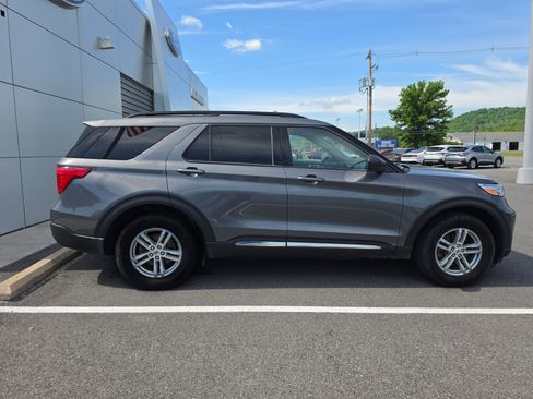 Used 2023 Ford Explorer XLT w/ Equipment Group 202A AWD/4WD image 2