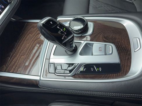 Used 2022 BMW 740i w/ Luxury Rear Seating Package image 31