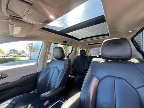 Used 2019 Chrysler Pacifica Limited FWD image 31