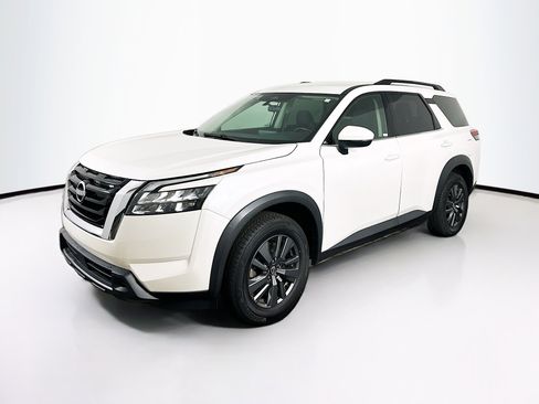 Used 2024 Nissan Pathfinder SV image 3