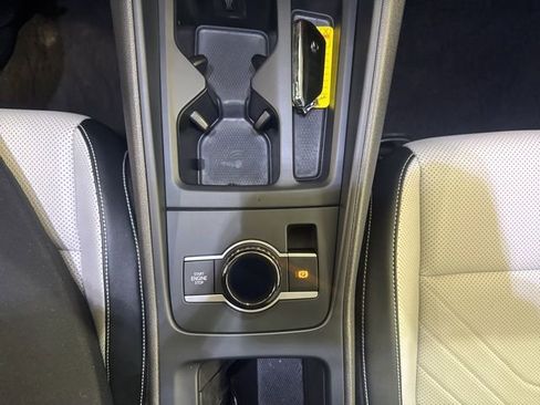 Certified 2025 Volkswagen Tiguan SE image 12