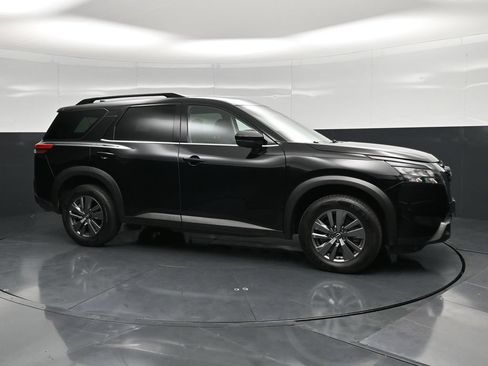 Used 2025 Nissan Pathfinder SV FWD image 4
