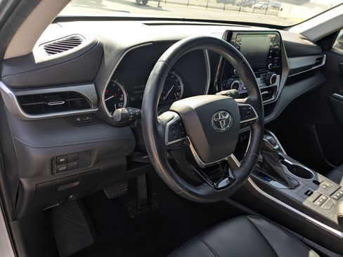 Used 2021 Toyota Highlander XLE AWD/4WD image 16