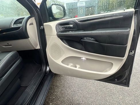 Used 2017 Dodge Grand Caravan SXT image 29