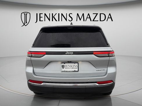 Used 2022 Jeep Grand Cherokee Limited w/ Luxury Tech Group II RWD image 4