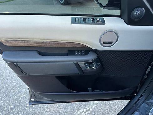 Used 2017 Land Rover Discovery HSE AWD/4WD image 18