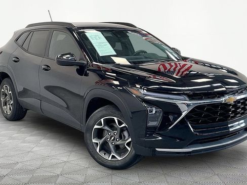 Used 2024 Chevrolet Trax LT w/ Driver Confidence Package FWD image 3