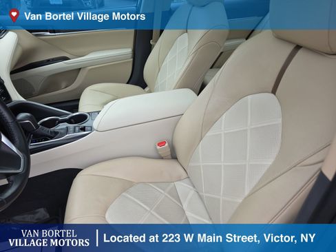 Used 2019 Toyota Camry XLE image 10