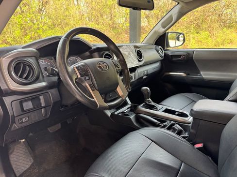 Used 2016 Toyota Tacoma SR5 w/ SR5 Appearance Package (SN) AWD/4WD image 22