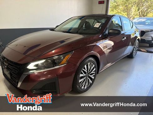 Used 2024 Nissan Altima 2.5 SV FWD image 1