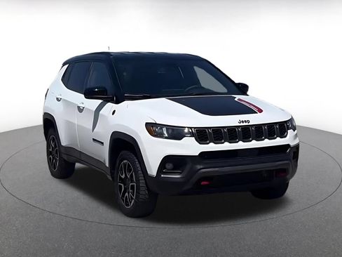 Used 2025 Jeep Compass Trailhawk AWD/4WD image 2