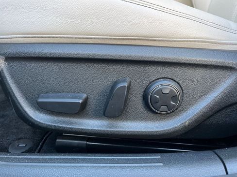 Used 2025 Genesis G70 2.5T image 23