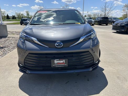 Certified 2025 Toyota Sienna XLE FWD image 2