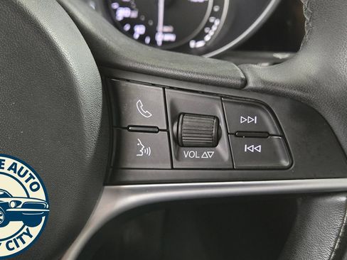 Used 2019 Alfa Romeo Giulia AWD image 14