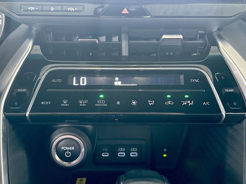 Used 2024 Toyota Venza XLE image 16