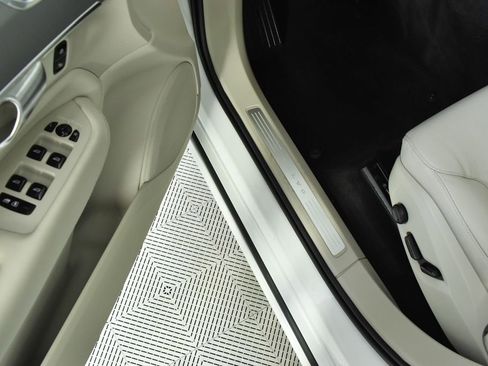 Certified 2024 Volvo XC90 B5 Core w/ Climate Package image 9