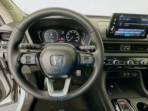 Certified 2025 Honda Pilot Touring image 11