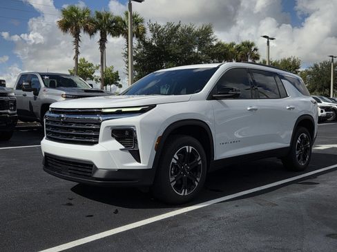 New 2027 Chevrolet Traverse LT w/ Sun and Wheel Package FWD image 2