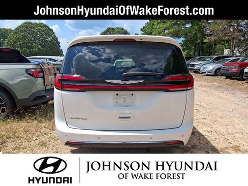 Used 2024 Chrysler Pacifica Touring-L FWD image 3