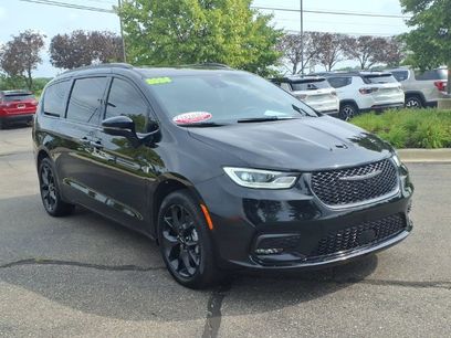 Certified 2024 Chrysler Pacifica Limited w/ S Appearance Package
