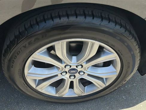 Used 2019 Ford Edge Titanium FWD image 21