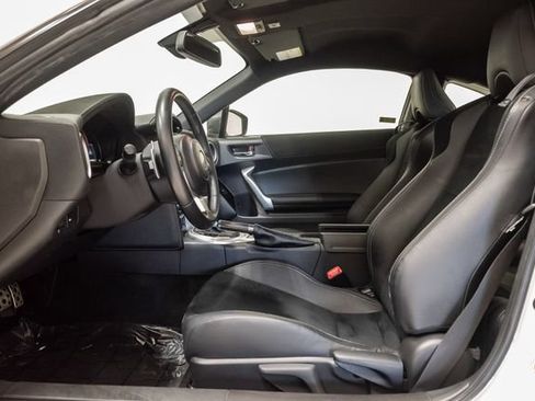 Used 2018 Toyota 86 RWD image 9