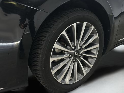 Used 2017 Kia Cadenza Premium FWD image 10