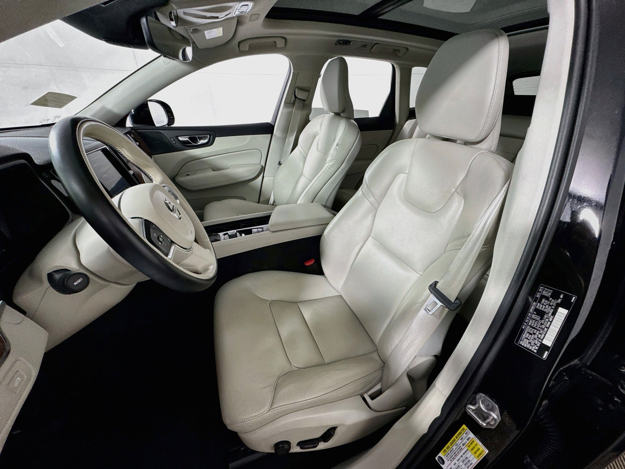 Used 2019 Volvo XC60 T5 Momentum w/ Multimedia Package AWD/4WD image 15