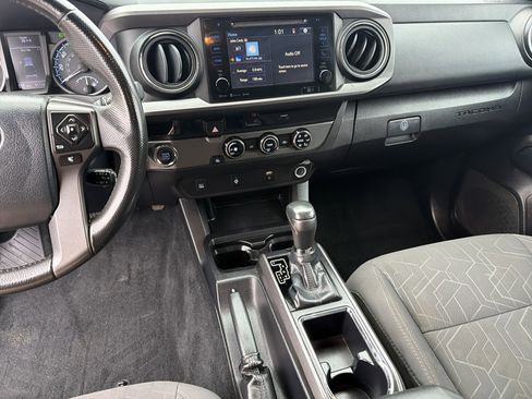 Used 2017 Toyota Tacoma TRD Sport image 29