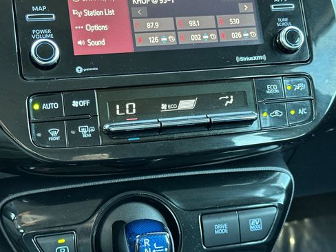 Used 2022 Toyota Prius L Eco image 17