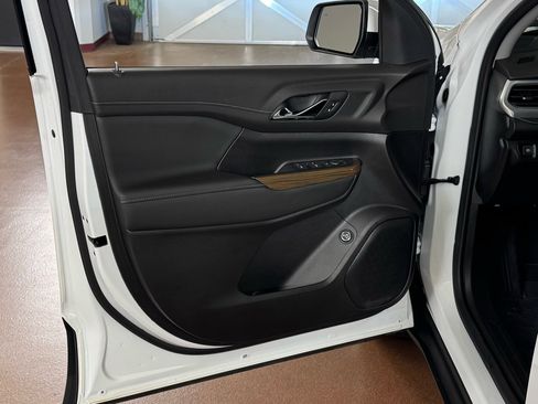 Used 2023 GMC Acadia SLE w/ Driver Convenience Package image 15