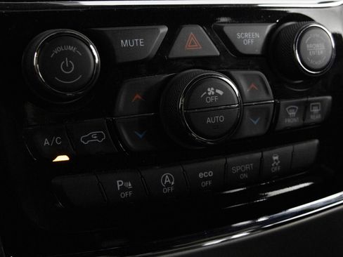 Used 2022 Jeep Grand Cherokee Limited image 23