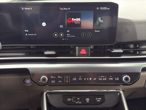Used 2025 Kia Carnival FWD image 20