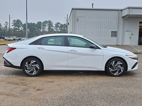 Used 2025 Hyundai Elantra SEL FWD image 4