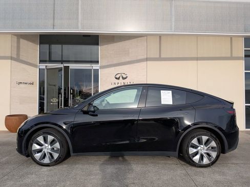 Used 2022 Tesla Model Y Long Range image 3