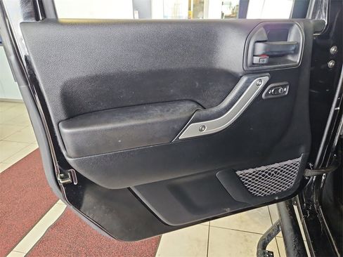 Used 2017 Jeep Wrangler Unlimited Rubicon w/ Connectivity Group image 10