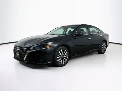 Used 2024 Nissan Altima 2.5 SV FWD image 3