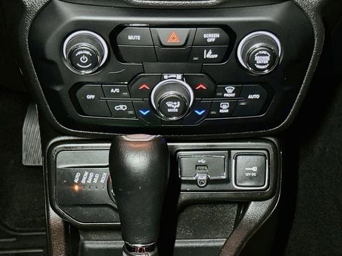 Used 2022 Jeep Renegade Trailhawk w/ Sun/Sound Group AWD/4WD image 16