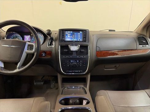 Used 2013 Chrysler Town & Country Touring-L w/ Driver Convenience Group image 32