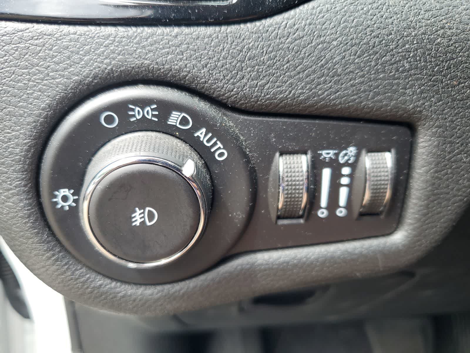 Used 2021 Jeep Cherokee Latitude Plus AWD/4WD image 19