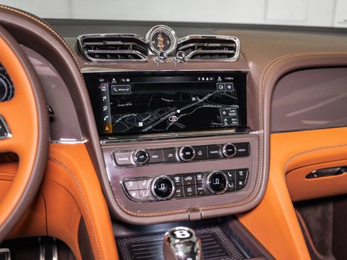Used 2025 Bentley Bentayga image 36