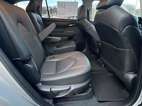 Used 2021 Toyota Highlander XLE image 15