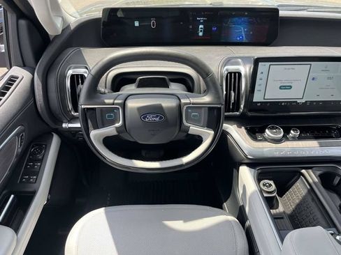 Certified 2025 Ford Expedition Platinum w/ Platinum Ultimate Package AWD/4WD image 10