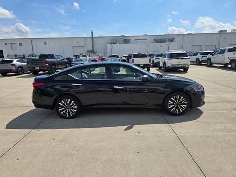 Used 2025 Nissan Altima 2.5 SV image 16