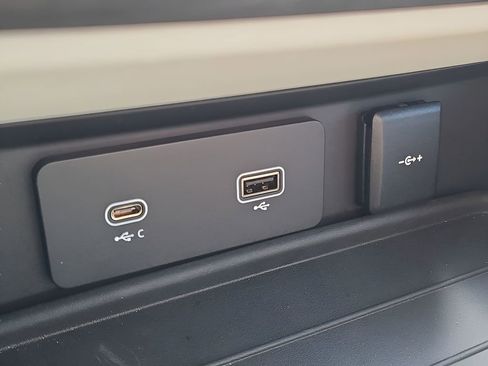 Used 2023 Land Rover Defender 130 First Edition image 31