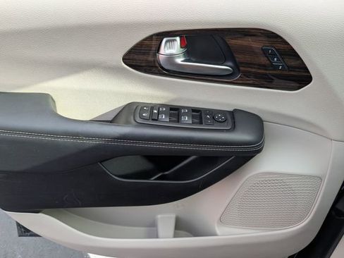 Used 2023 Chrysler Pacifica Limited image 40