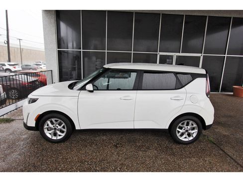 Certified 2023 Kia Soul LX w/ Option Group 015 FWD image 4